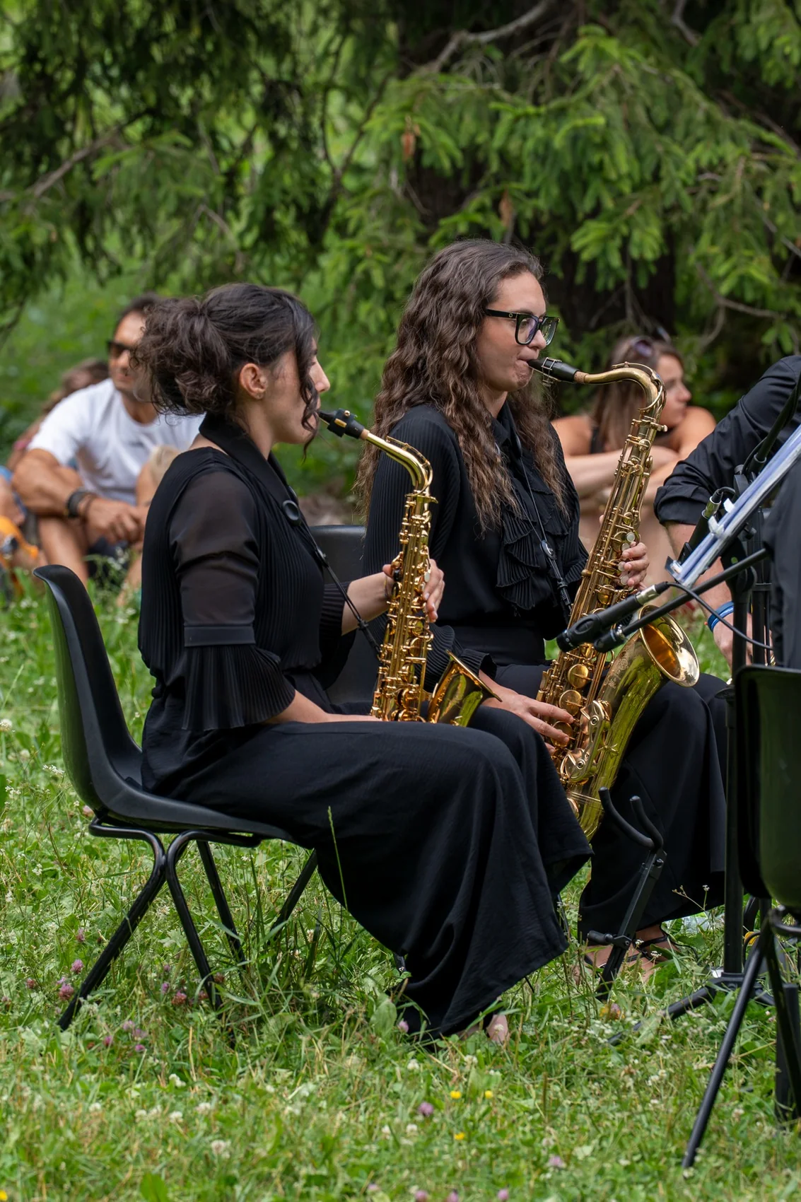 Due musiciste del quintetto durante l'esecuzione